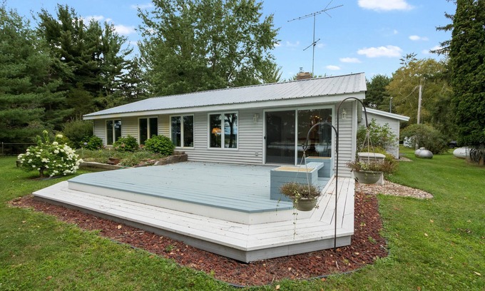 Weyauwega Maison | Come Relax at the Lake