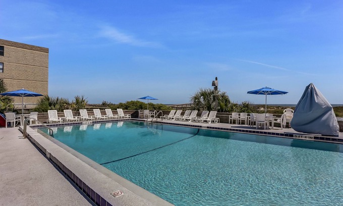 Fernandina Beach Hôtel | Come relax in the gentle ocean breeze at the only oceanfront motel on Amelia Island, FL. Our rooms provide a clear view of the ocean, as well as, direct access to the Atlantic Ocean. No streets to cross or cars to dodge, just you, your family, and th