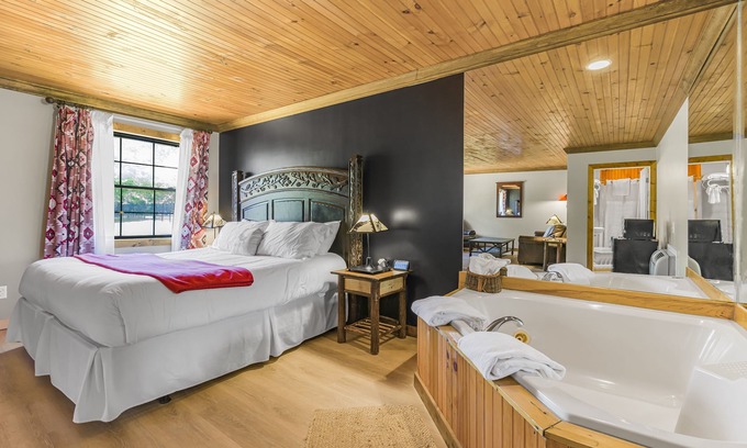 Eagle Bay Copropriété | Come stay at Great Pines for amazing views!
