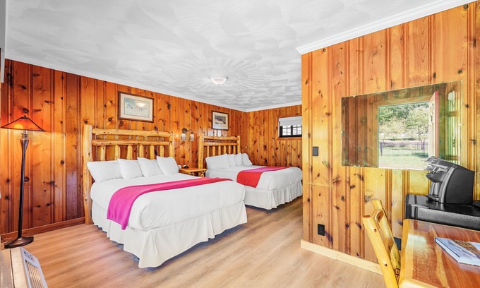Eagle Bay Copropriété | Come stay at Great Pines for amazing views!