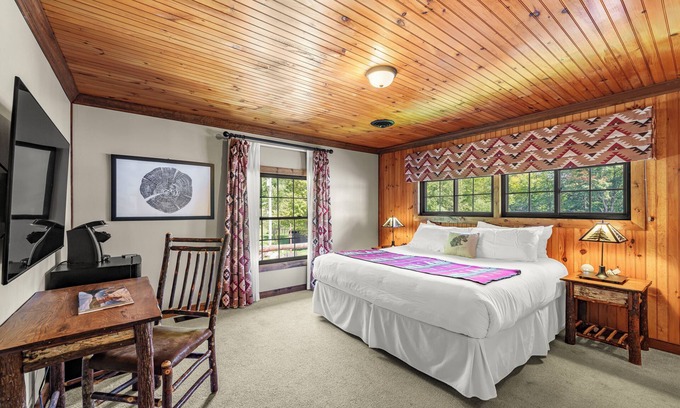 Eagle Bay Copropriété | Come stay at Great Pines for amazing views!