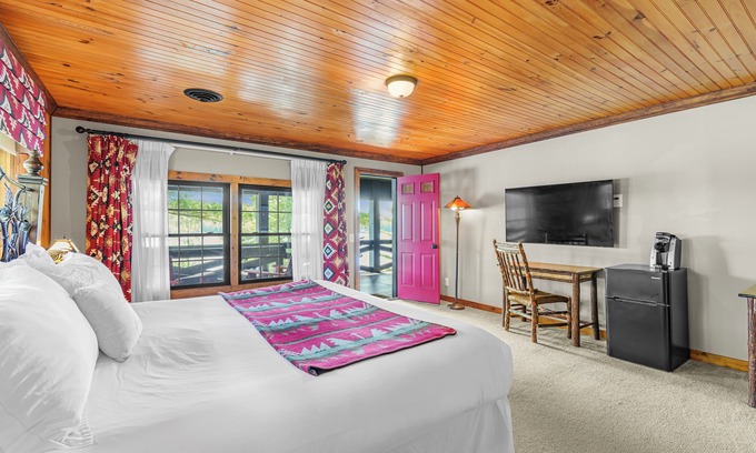 Eagle Bay Copropriété | Come stay at Great Pines for amazing views!