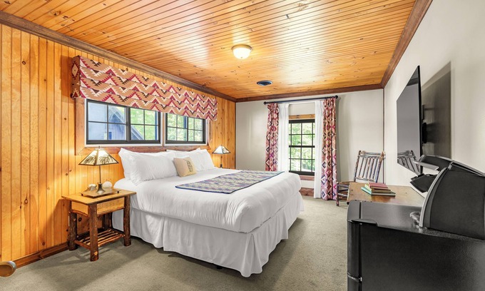 Old Forge Copropriété | Come stay at Great Pines for amazing views!