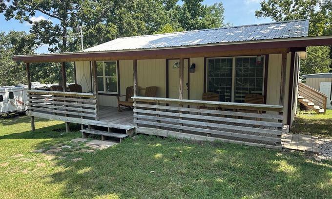 Edwards Maison | Come stay at the quite and Cozy Rustic Hideaway