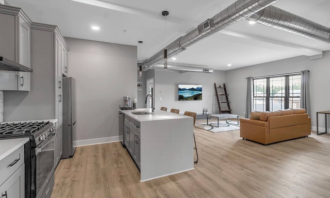 Lancaster Appartement | Come stay with us at our Ultra Modern Loft Apartments @ Cornerstone Plaza !!!