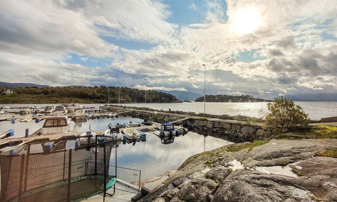 Strandvik Maison | Come to rest in this spacious cottage in 1st row to the Bjørnafjord.