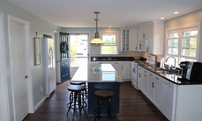 Sagamore Beach Cottage | Sagamore Beach Cottage récemment rénové. A 2 minutes à pied de la plage privée.