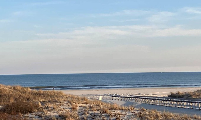 Gold Coast Copropriété | Come vacation at this 4 bedroom, 3 bath beach front property.
