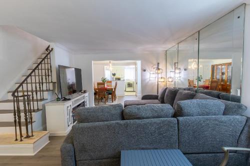 Sharon Hill Maison | ComfiNook Cozy Suburb Stay Philly Airport Parking