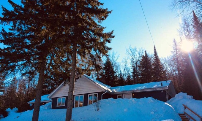 Saint-Sauveur Chalet De Ski | Comfort and convenience with a little price!
