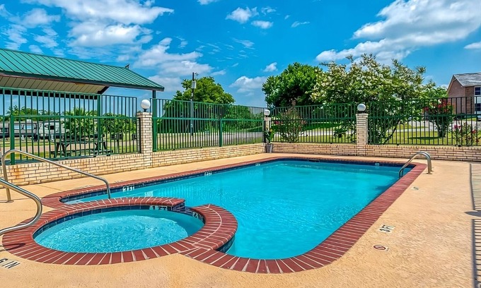 Sweet Home Maison | Comfort and Convenience! Pool, FREE Parking and Breakfast! Near Dragon House!