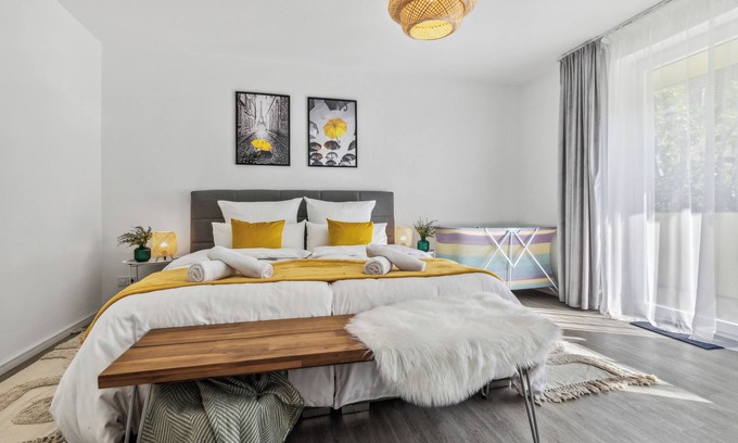 Homburg Appartement | Comfort apartment in Homburg - close to the university - 3 bedrooms - parking lot - bathtub - WLAN