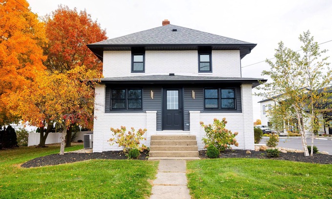 Kidron Maison | Comfort at the Commons in Amish Country | 5 Bedroom right by a Coffee Shop