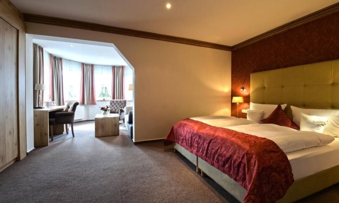 Niederlandenbeck Appartement | Comfort double room with living area in the bay window approx. 45sqm