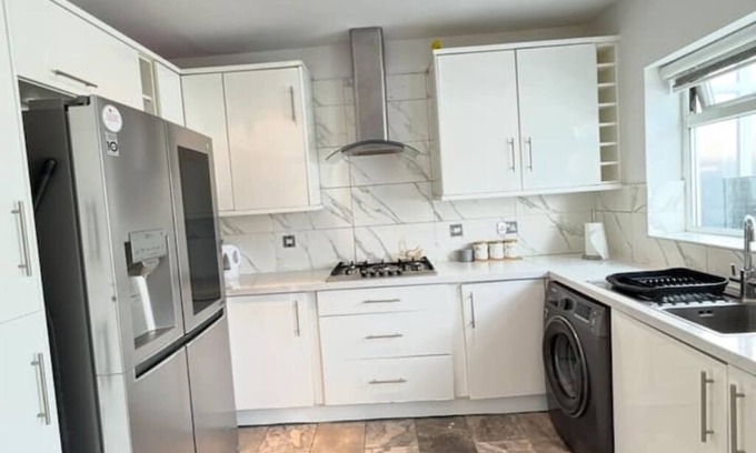 Heath Appartement | Comfort Meets Convenience: Spacious 3-Bed Apartment Steps from Shops & Transport