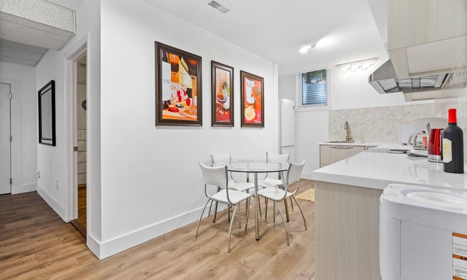 Glendale Appartement | Comfort of your home in a middle of the vine country. Niagara On The Lake