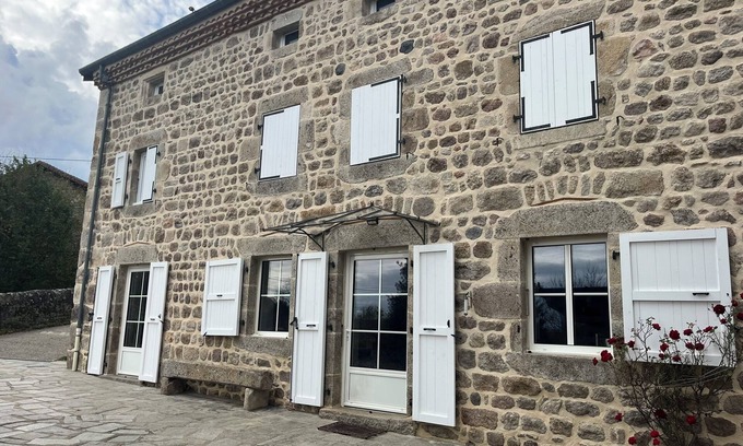 Saint-Pal-de-Chalencon Cottage | logement entier confortable, cadre tranquille à la montagne