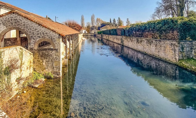 Verteuil-sur-Charente Maison | Comfortable and artistic cottage centrally located in Verteuil-sur-Charente.