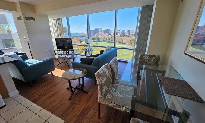West End Appartement | Meilleur emplacement, confortable appartement de 2 chambres à coucher / 2 ba Tout inclus, sans frais