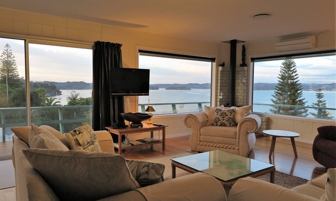 Russell Maison | Une vue noble. Maison confortable de 3 chambres avec vue panoramique sur le port.