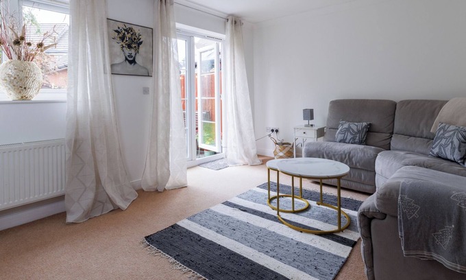 Aylesbury Maison | Comfortable 4-bedroom home / park view / pet friendly / close to the hospital