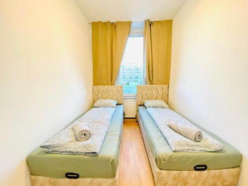 Liesing Appartement | Comfortable 5BR Apt Well Connected Location