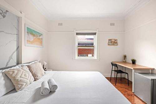 Padstow Maison | Comfortable & Affordable Stay in Padstow - Queen Room Retreat - Shared Bathroom