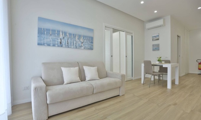 Vomero Appartement | Comfortable and bright apartment perfect for 2 people and equipped with all comforts, including a spacious 15 sqm balcony ideal for relaxing moments. The apartment is located in Via Cimarosa, in the lively Vomero district, an ideal area for all types of