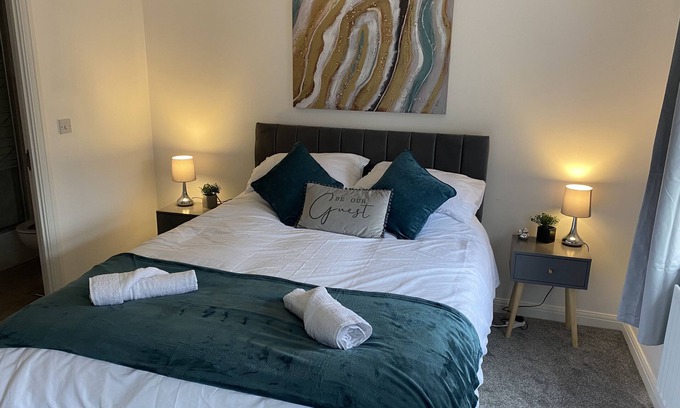 Norwich Maison | Comfortable and great location. Norwich townhouse. 5 mins to the airport.