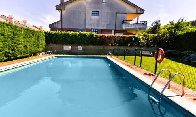 Miengo Villa | Villa confortable et spacieuse avec piscine commune