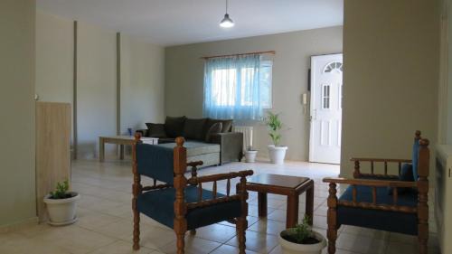 Aigio Appartement | Comfortable and Spacious Home Near Beaches