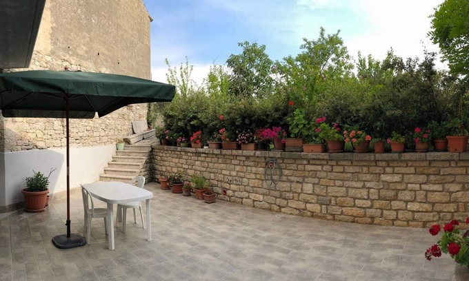 Jelsi Maison | Appartement confortable dans le centre du village avec un magnifique jardin pour se détendre
