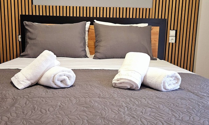Larissa Appartement | Comfortable Apartment with Modern Amenities. Perfect for Exploring the City!