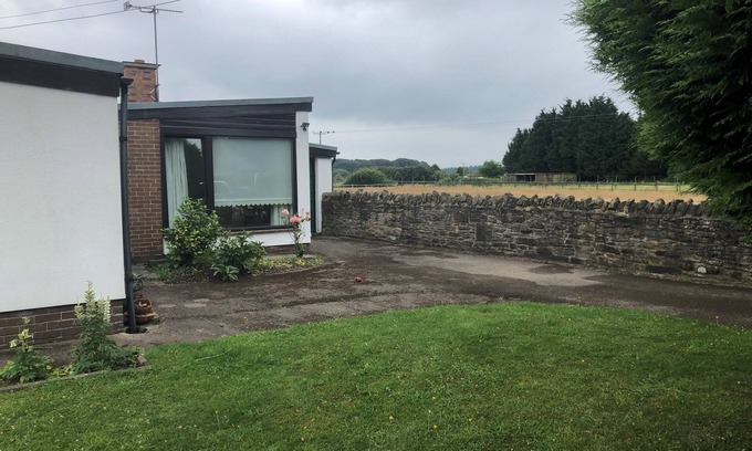 Coleford Maison | Comfortable architect designed retro style bungalow, easy access