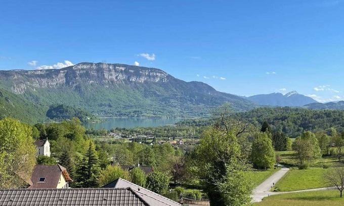 Nances Chalet De Ski | Confortable Chalet - Vue sur le Lac d’Aiguebelette