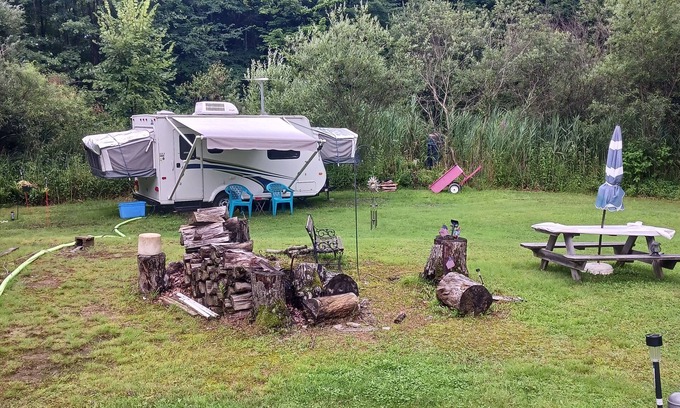 Forestville Location De VR | Comfortable Camper a few miles off thruway and area attractions. Fire ring wood