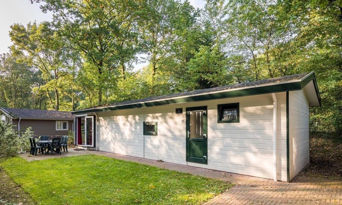 Hooghalen Maison | Comfortable chalet with 3 bedrooms, kitchen, WiFi, TV, and terrace.