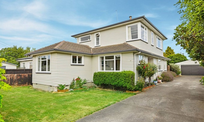 Russley Maison | Comfortable Character - Christchurch Holiday Home