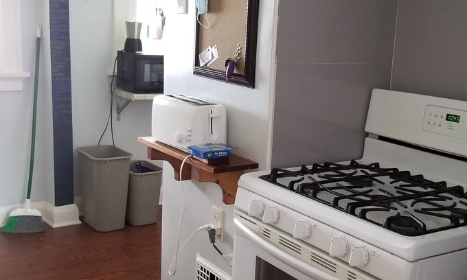Ottawa Appartement | Comfortable, charming 2 bedroom upper duplex in Toledo, Ohio.
