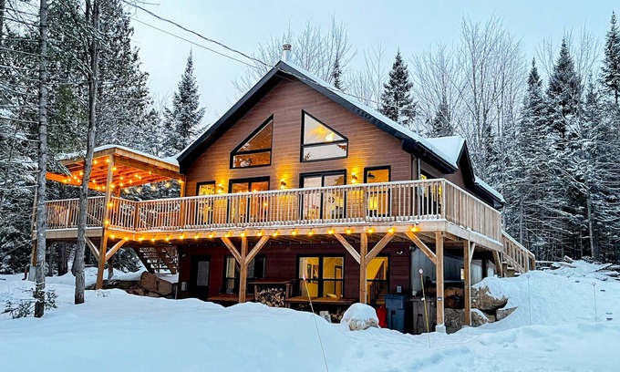 Entrelacs Chalet De Ski | Chalet confortable en pleine nature, foyer int et ext! Possibilité télétravail.