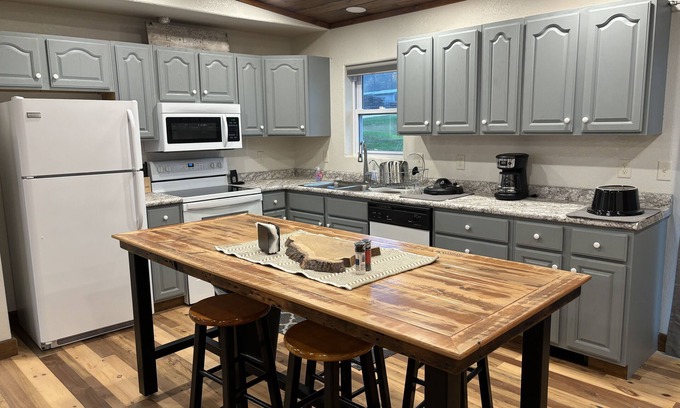 Sparta Maison | Comfortable Country Home w Expansive Views of Beautiful Big Creek Valley