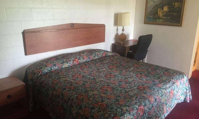 Fairview Hôtel | Comfortable Countryside Stay in Knights Inn Fairview! Free Parking, Pets Allowed