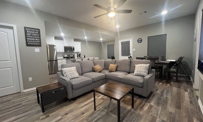 Beebe Maison | Comfortable & Cozy Private Bed New ConstructionnHouse w/Privacy Fence Backyard
