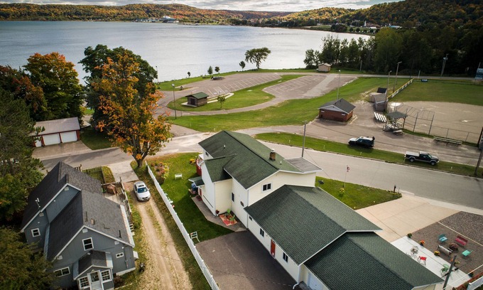 Munising Appartement | Confortable et familial situé sur la rive du lac Supérieur de Munising Bay