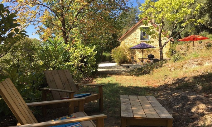 Calviac-en-Perigord Cottage | Gîte tout confort dans un domaine boisé au bord de la piscine près de sarlat