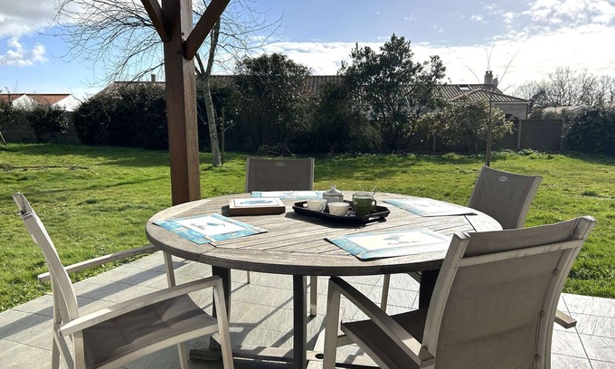 L'Aiguillon-sur-Vie Maison | Maison familiale confortable, 4 couchages, près des plages et commerces, jardin et wifi inclus