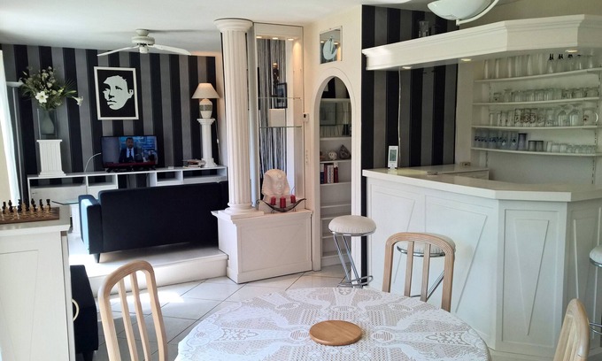 Revin Appartement | Appartement confortable, fonctionnel et très bien meublé dans site magnifique