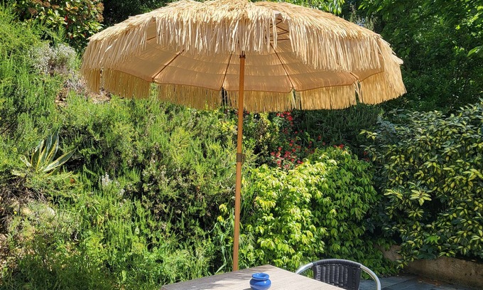 Reynes Lit Et Petit-Déjeuner | Comfortable guest room with terrace, large swimming pool (+ kitchen)