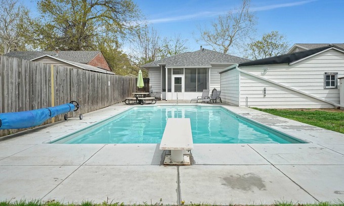 Lincoln Maison | Comfortable Home Away with Wi-fi + Po