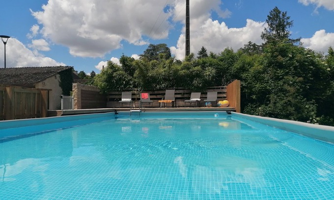 Nalliers Maison | Maison confortable avec piscine et parc arboré près de la rivière